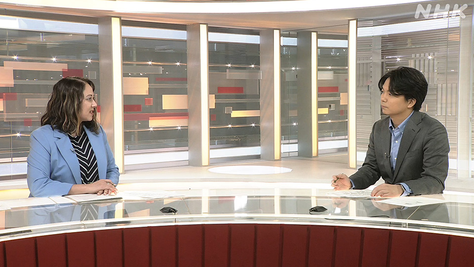 Reporter Takeda Tomonari berbincang dengan pembawa berita Kanako Sachno dalam wawancara studio langsung di NEWSLINE.