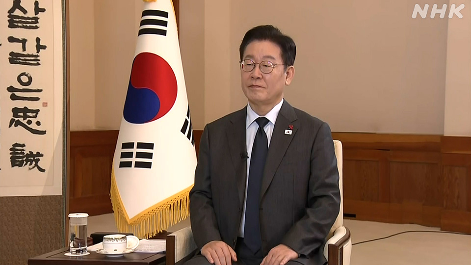 Presiden Lee berbicara dengan NHK di Blue House pada hari Senin.