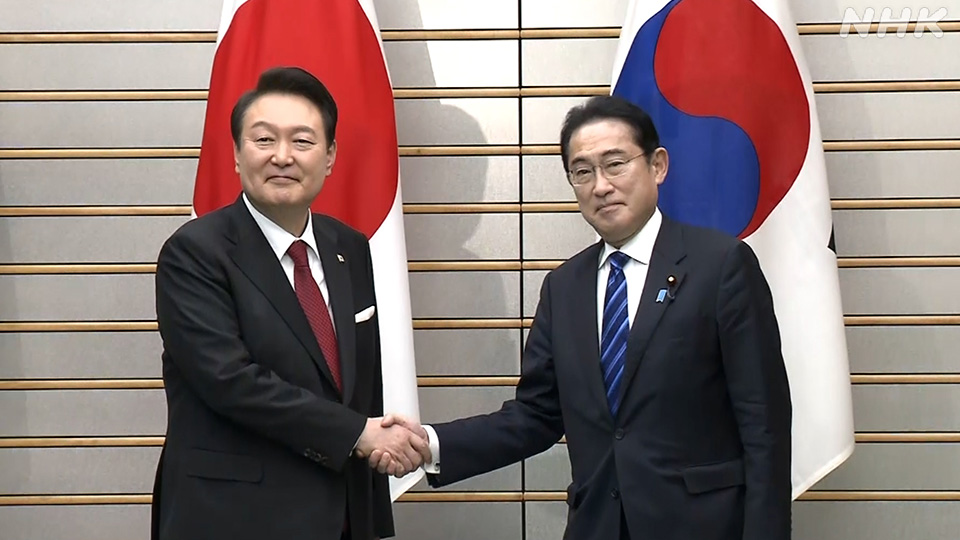 Kishida dan Yoon menggelar pembicaraan di Tokyo pada 2023.
