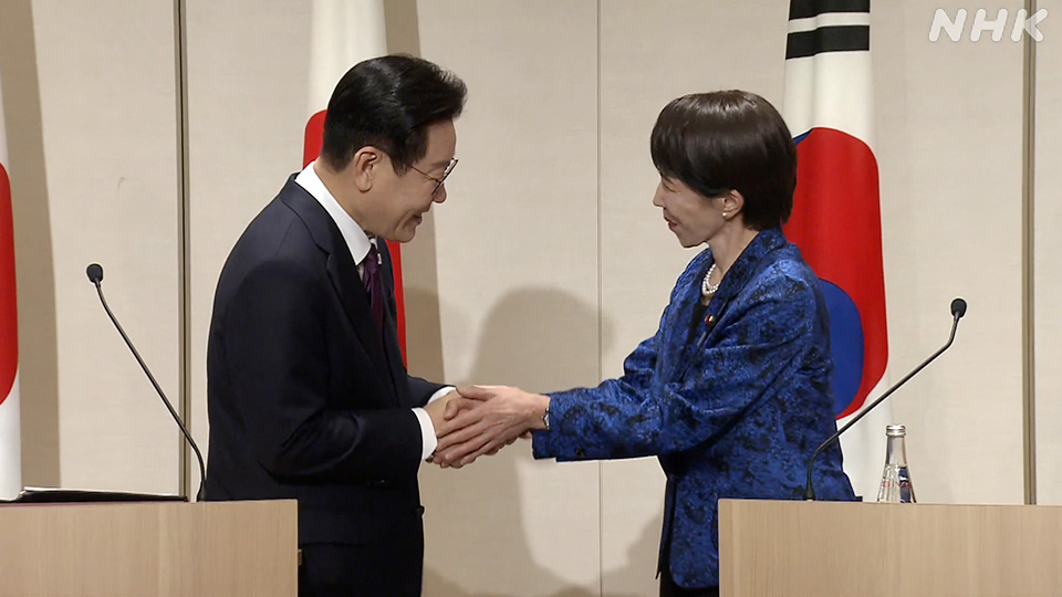 Takaichi dan Lee berbicara dengan wartawan.