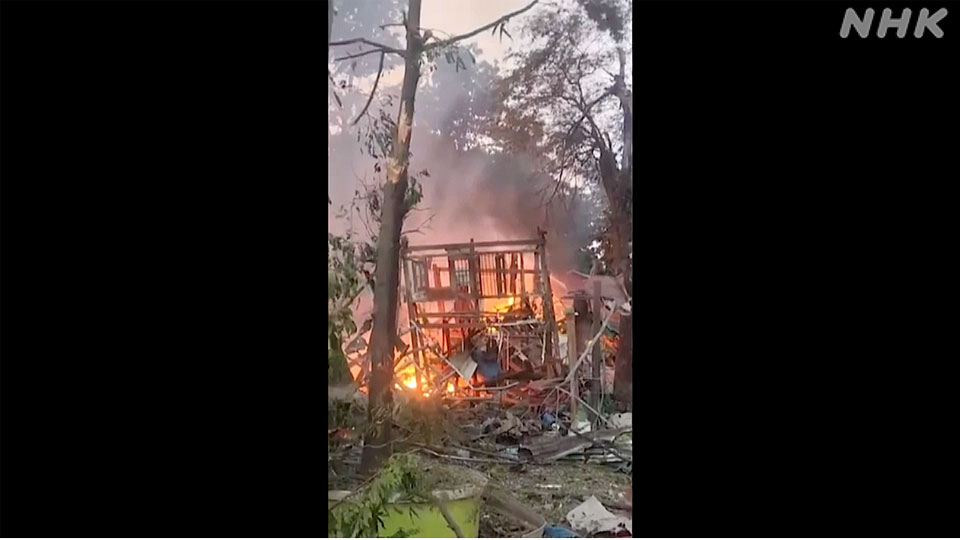 Rekaman yang diambil seorang warga Wilayah Mandalay ini menunjukkan dampak serangan udara di sebuah desa.