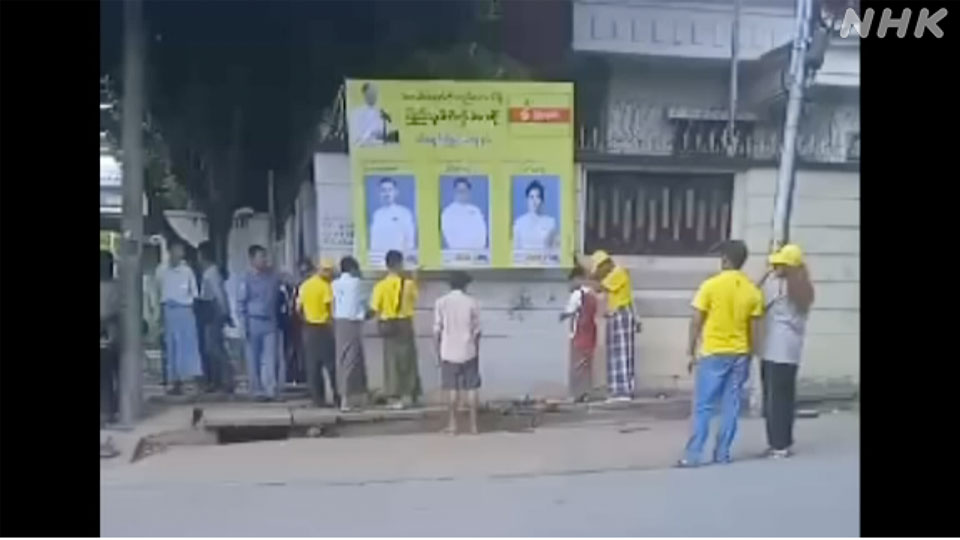 Seorang sopir taksi di Yangon menyebut foto ini memperlihatkan staf kampanye pemilu sedang memasang poster kandidat.