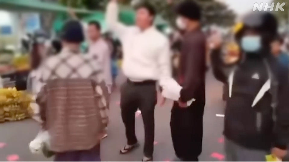 Sebuah video yang beredar di media sosial memperlihatkan para aktivis di Mandalay pada bulan Desember, menyerukan warga untuk menolak pemungutan suara yang diselenggarakan junta.