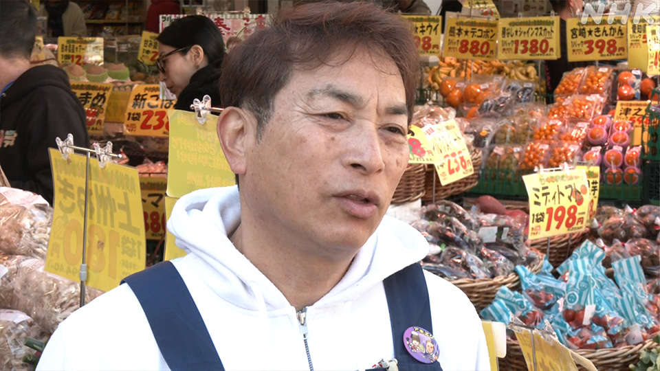 Akiba Hiromichi, presiden jaringan supermarket, menyatakan sedang berjuang mengatasi dampak inflasi.