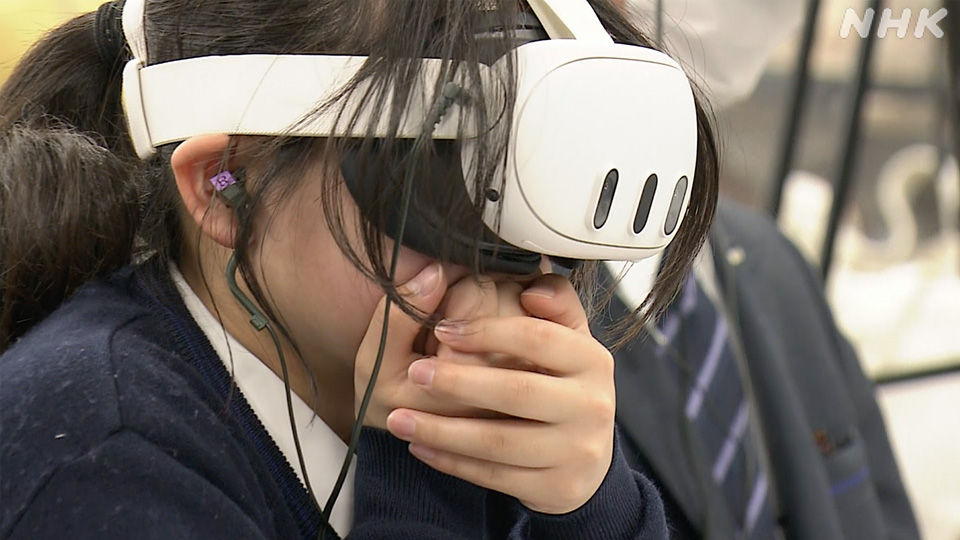 NHK menggunakan teknologi VR untuk memvisualisasikan pengalaman saat pengeboman, yang disusun berdasarkan kesaksian Kodama Mitsuo serta para penyintas lainnya.