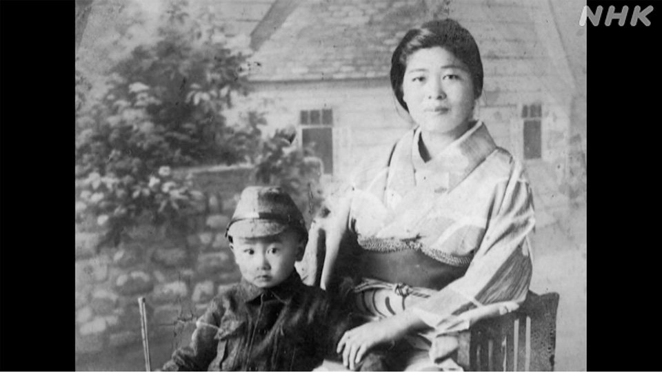 Takiguchi, yang tampak dalam foto bersama sang ibu, Sakae, mengaku selalu mendambakan foto punggung ibunya yang terluka untuk menunjukkan kengerian yang pernah dialami sang ibu.