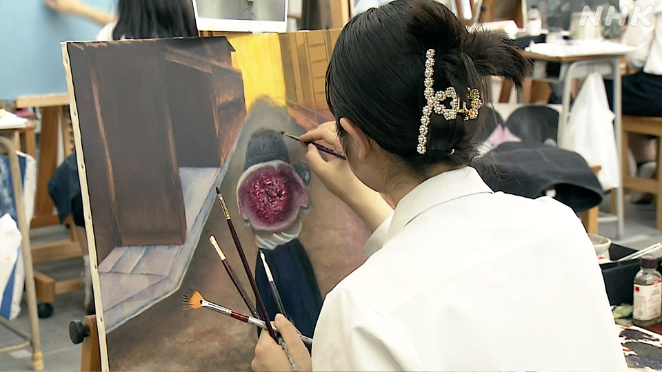 Higuchi Fumina, seorang siswa SMA, melukis punggung seorang wanita yang terluka.