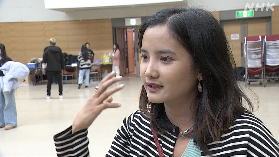 Seorang perempuan muda asal Myanmar belajar di sebuah universitas di Jepang.