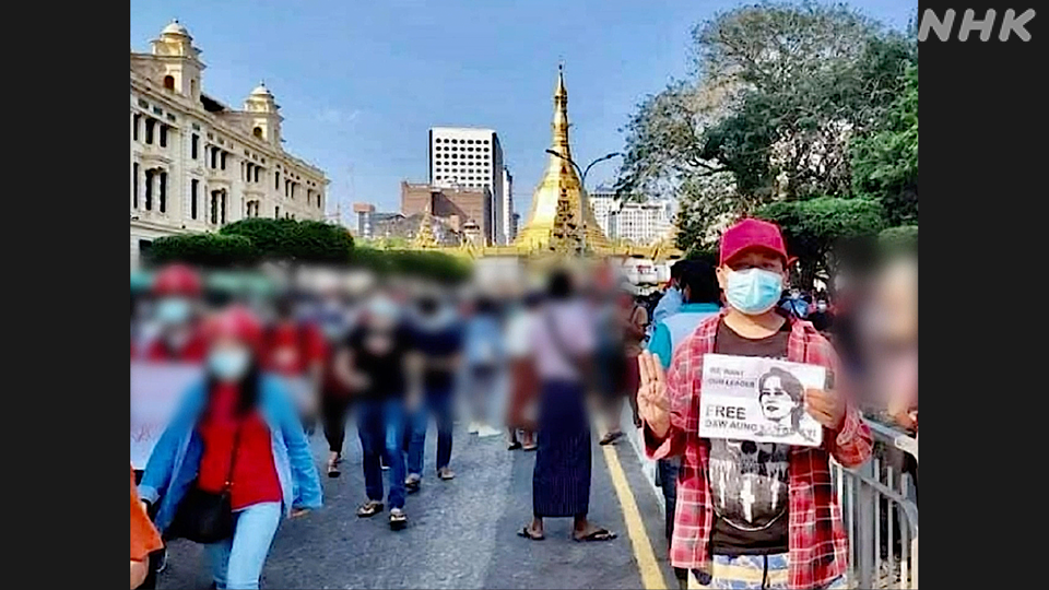 Leo Aung ikut dalam aksi protes damai di jalanan Yangon pada Februari 2021.