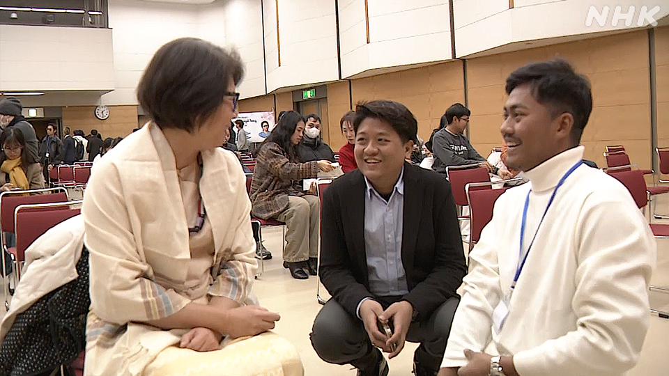 Leo Aung, di tengah, berbicara dengan Ma Thida di Osaka.