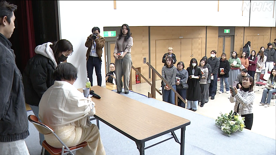 Peserta mengantre untuk mendapatkan tanda tangan Ma Thida di Osaka.