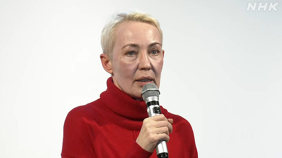 Seorang perempuan Ukraina berbicara tentang pengalamannya dalam sebuah acara di Tokyo.