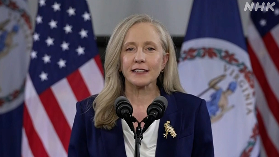 Gubernur Virginia Abigail Spanberger membacakan tanggapan Partai Demokrat