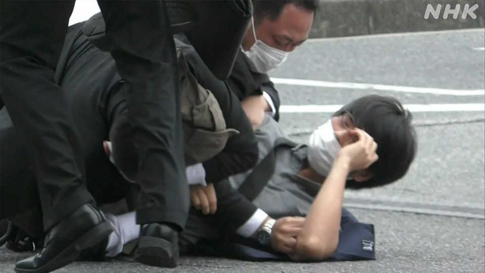Polisi menangkap Yamagami Tetsuya setelah ia menembak mati mantan Perdana Menteri Abe Shinzo.