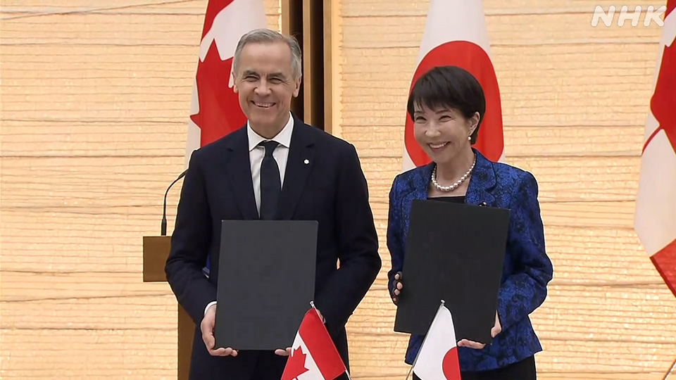 Carney dan Takaichi terlihat dalam foto di Tokyo pada Jumat.