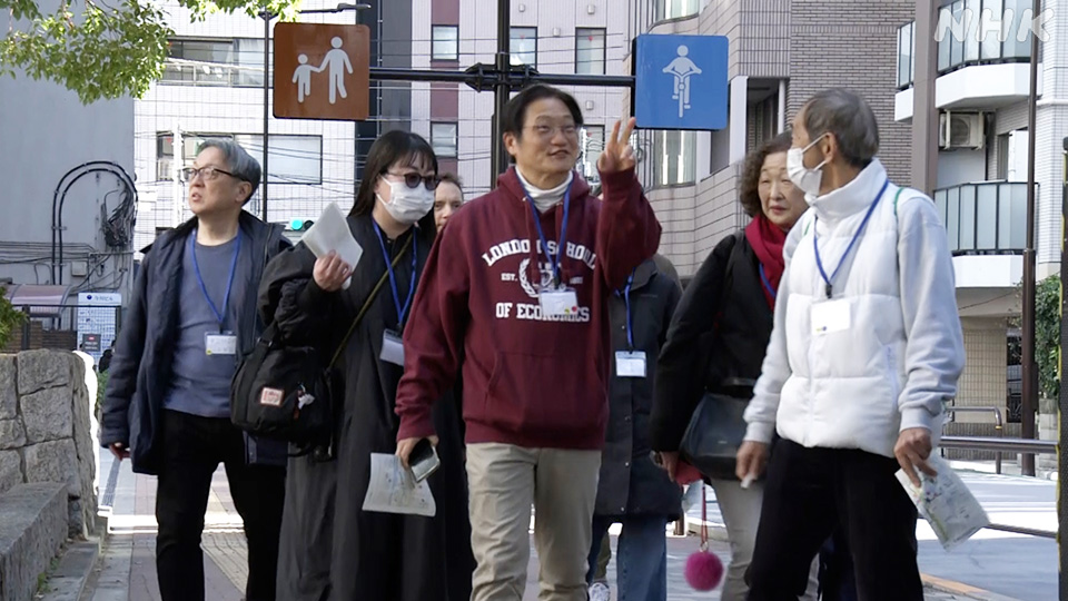 Peserta warga asing dan Jepang mengikuti tur jalan kaki kesiapsiagaan bencana di Tokyo.