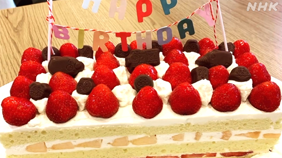 Keluarga itu menyiapkan kue setiap tahun pada 11 Maret dan 22 Juni, hari ulang tahun Natsuse.