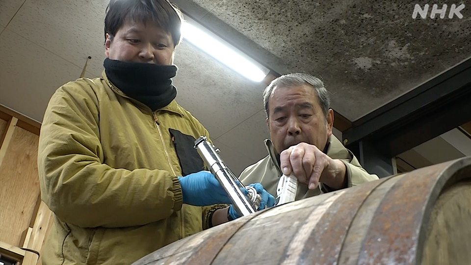 Fukata Kazuhiko, di kanan, mulai mematangkan anggurnya dalam tong whisky.