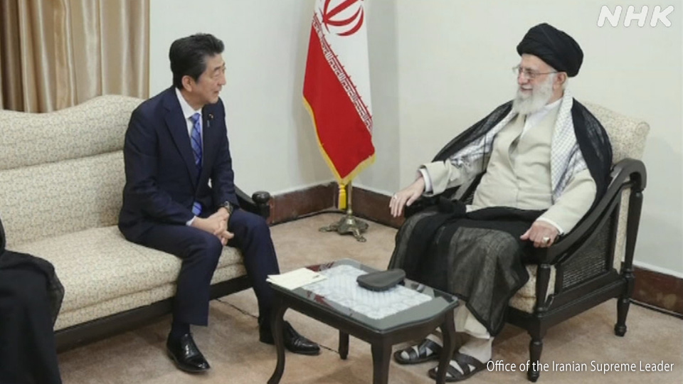 Para pemimpin Jepang dan Iran tampak bertemu di Teheran pada 2019.