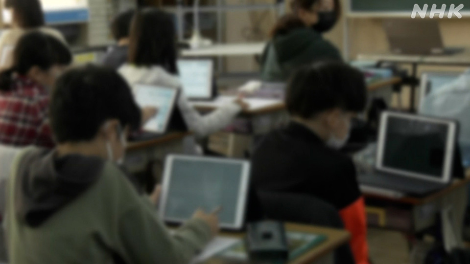 Siswa belajar di dalam kelas.