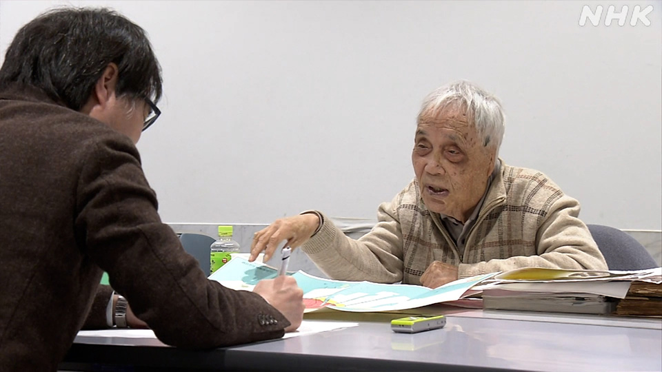 Hibakusha Morishita Hiromu menceritakan pengalamannya kepada seorang kurator.