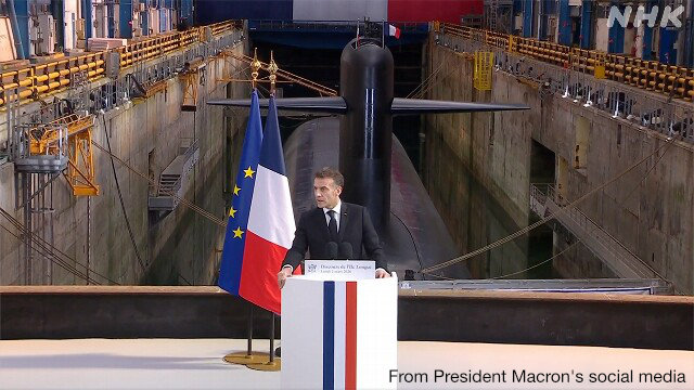 Presiden Prancis Macron menyampaikan pidato di sebuah pangkalan angkatan laut yang menjadi lokasi penempatan kapal selam nuklir pada bulan Maret.