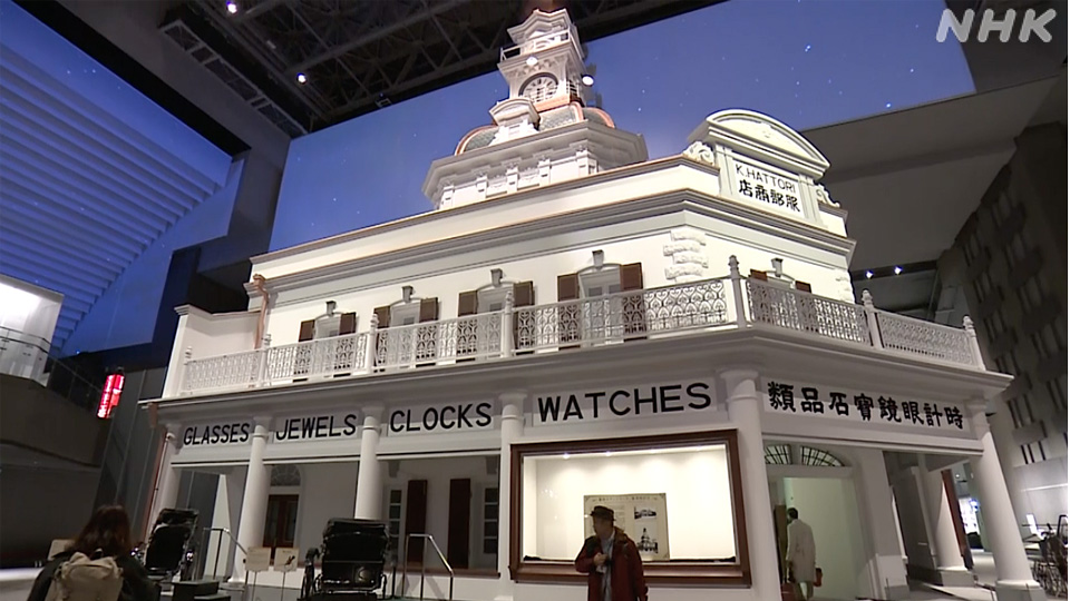 Menara jam ini menjadi pintu masuk ke zona modernisasi museum.