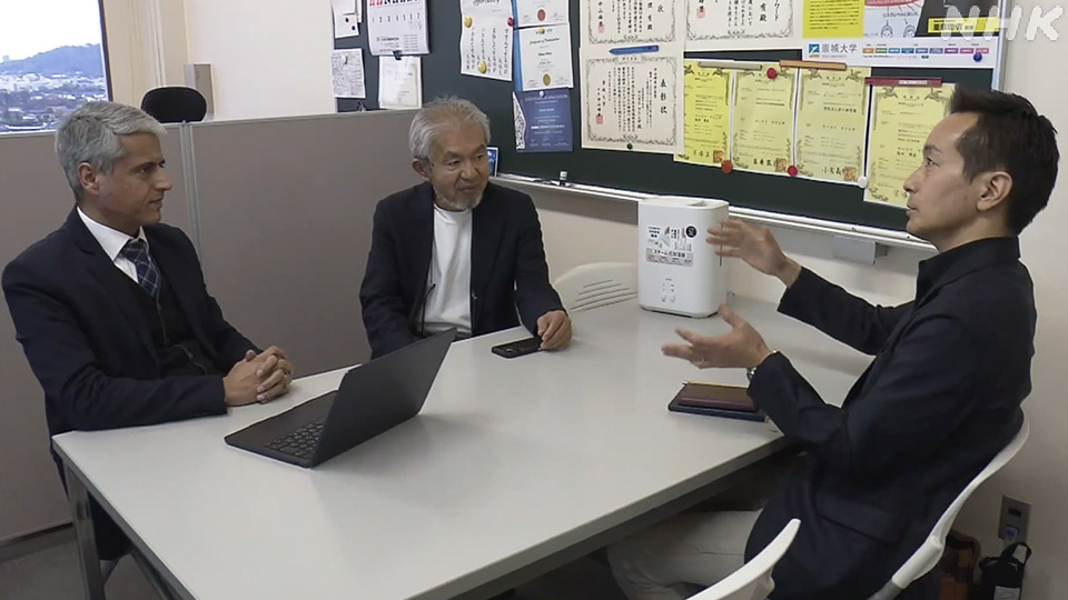 Otsuka mendiskusikan sistem baru ini bersama rekan-rekannya.