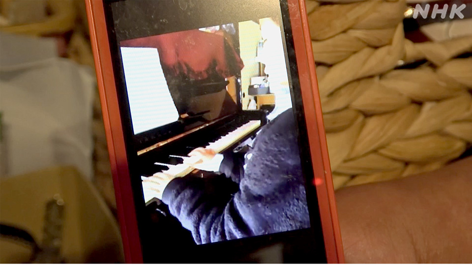 Video terakhir Hana dari tahun 2011 memperlihatkan dirinya tengah memainkan lagu favorit ibunya di piano.