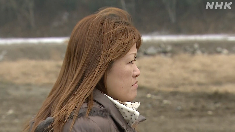 Suzuki Miho meninjau kawasan sekolah pada Desember 2011, lokasi yang ia datangi setiap hari pascabencana.