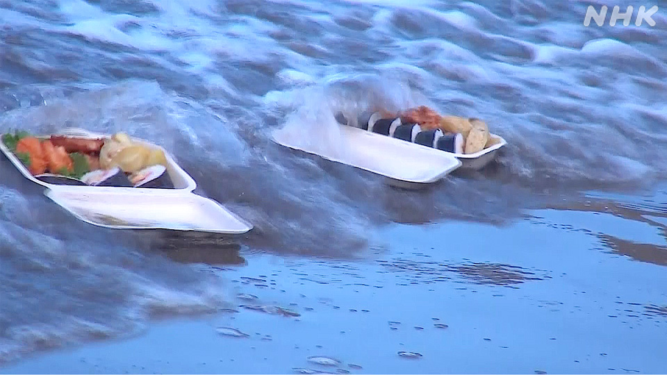 Kotak bekal yang terombang-ambing di laut.