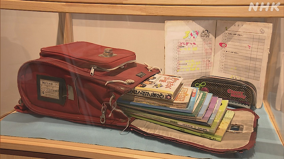 Tas sekolah Suzuki Hana dipajang bergantian di Aula Peringatan Tsunami Okawa dan 11 Maret Education & Exhibition Theater Kadonowaki.