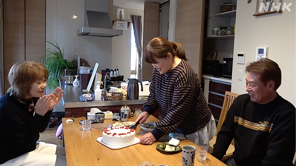 Yoshiaki, Miho, dan Kuga berbagi kenangan pada hari yang seharusnya menjadi ulang tahun Hana yang ke-25.