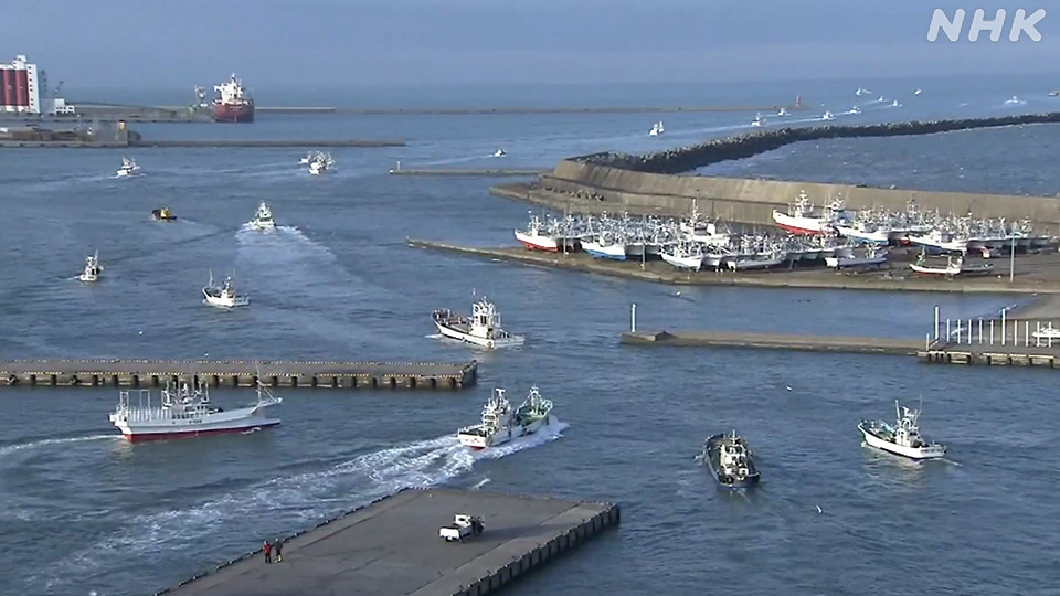 Sejumlah kapal berlayar ke laut lepas menyusul dikeluarkannya peringatan tsunami.