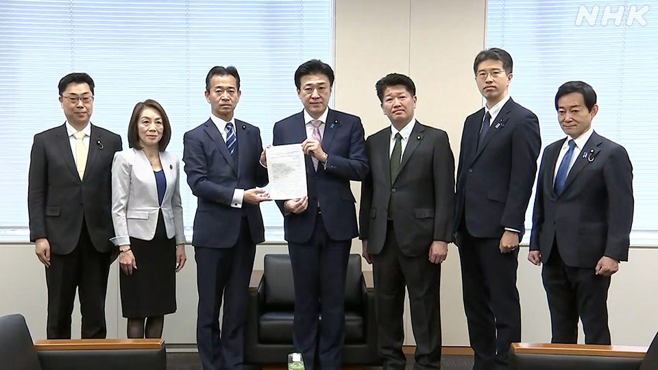 Perwakilan tiga partai saat bertemu Sekretaris Kabinet untuk meminta pertimbangan mengenai kewajiban pemberitahuan awal kepada Diet.