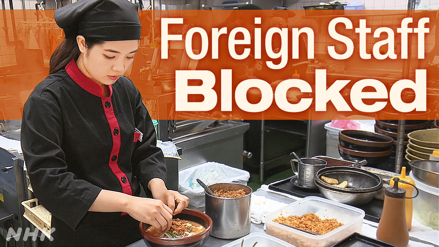 Staf internasional sedang bekerja melayani pelanggan di sebuah restoran ramen di Jepang.