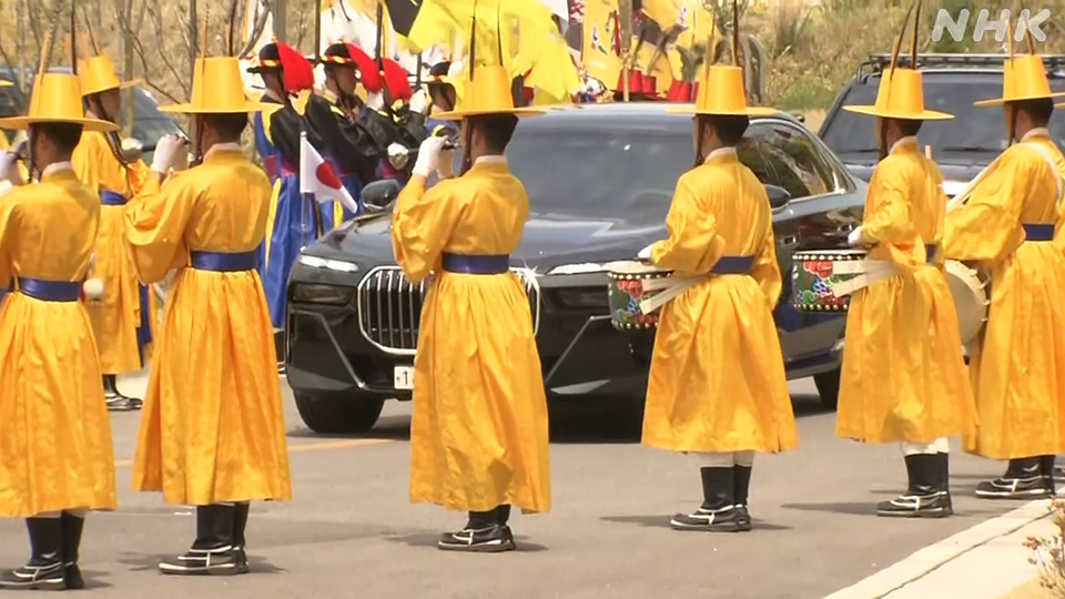 Korps musik militer menyambut kedatangan Takaichi saat tiba di Andong, Korea Selatan.