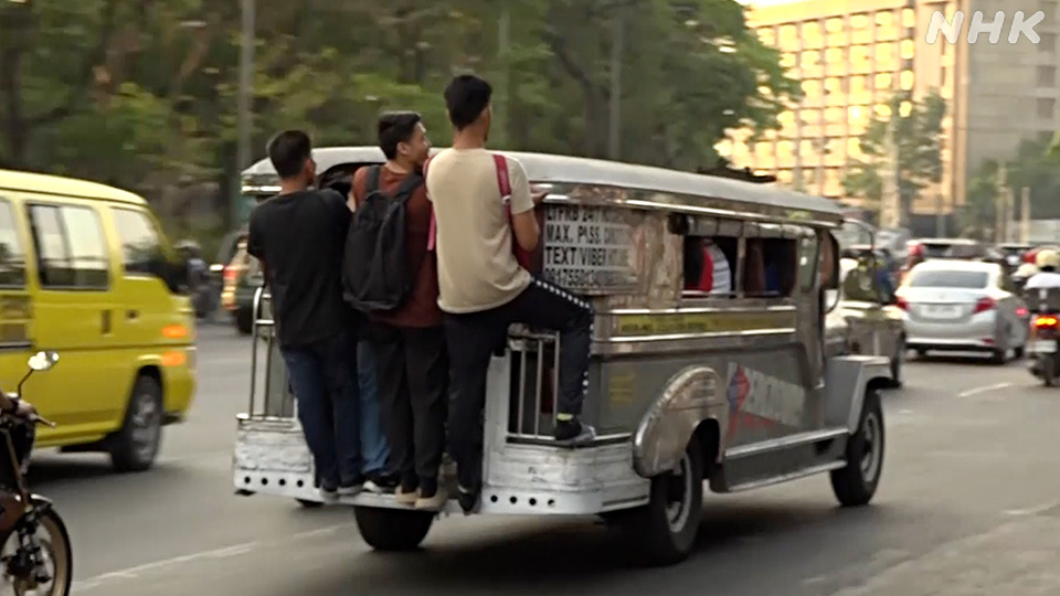 Jeepney, moda transportasi ikonik di Filipina.