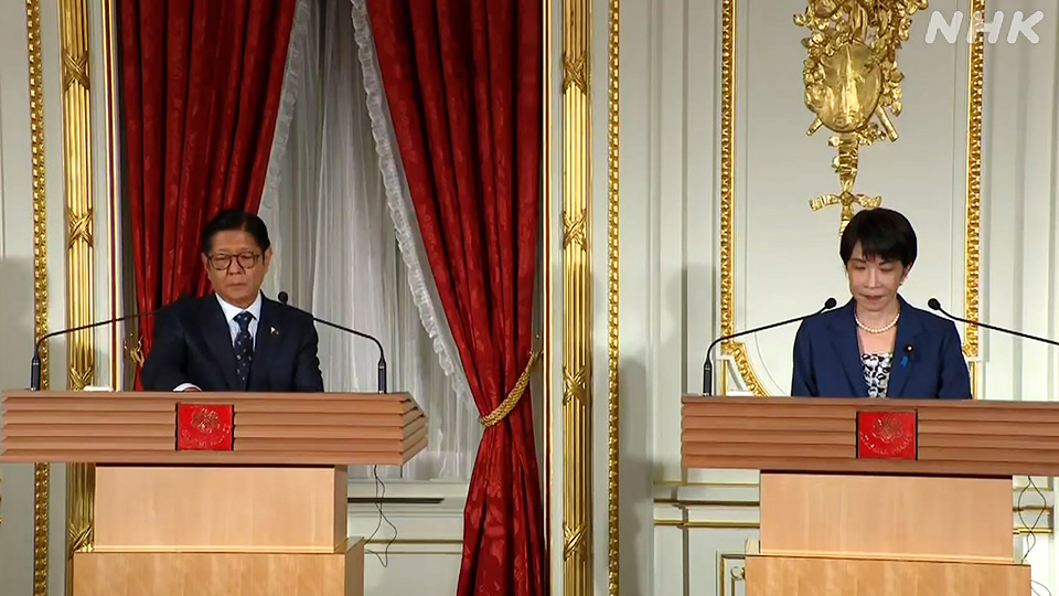 Marcos dan Takaichi saat berbincang dalam konferensi pers.