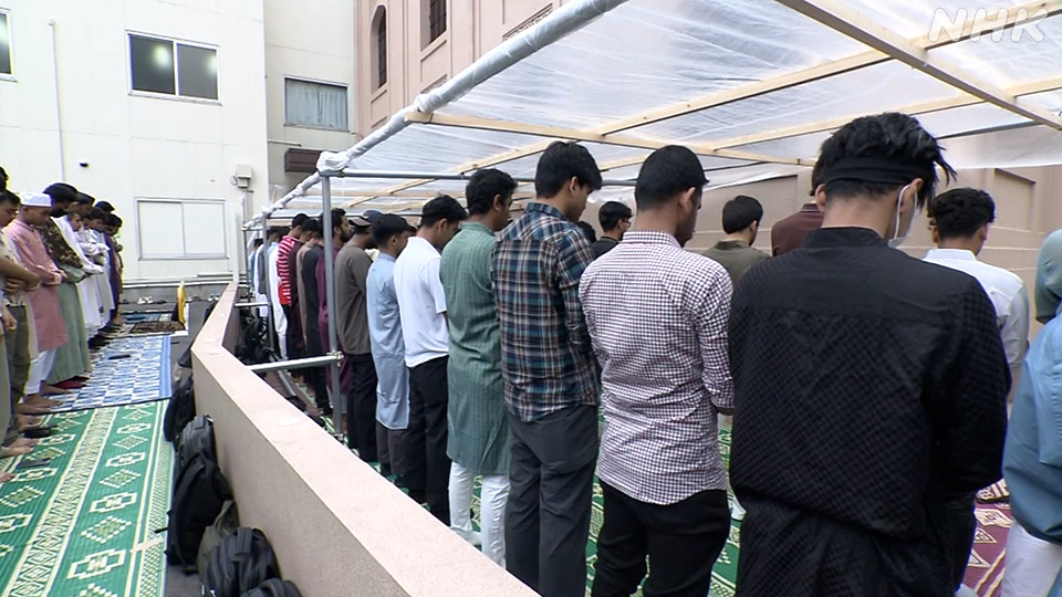 Para pejabat mengambil langkah tambahan untuk menghindari kepadatan pada acara di bulan Mei.