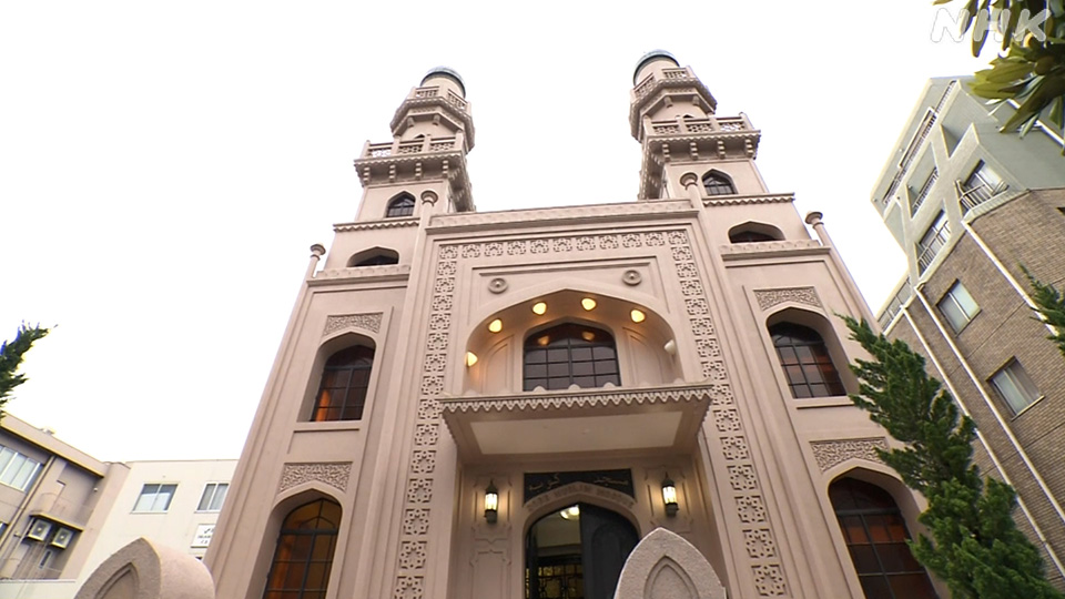 Para jemaah telah lama menyukai Kobe Muslim Mosque.