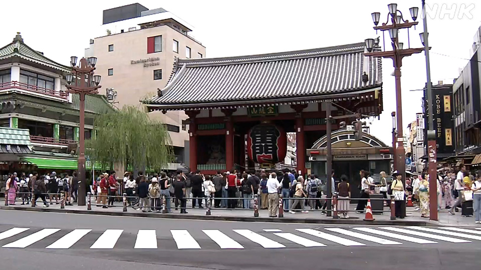 Kawasan gerbang Kaminarimon di Asakusa adalah daya tarik wisata utama.
