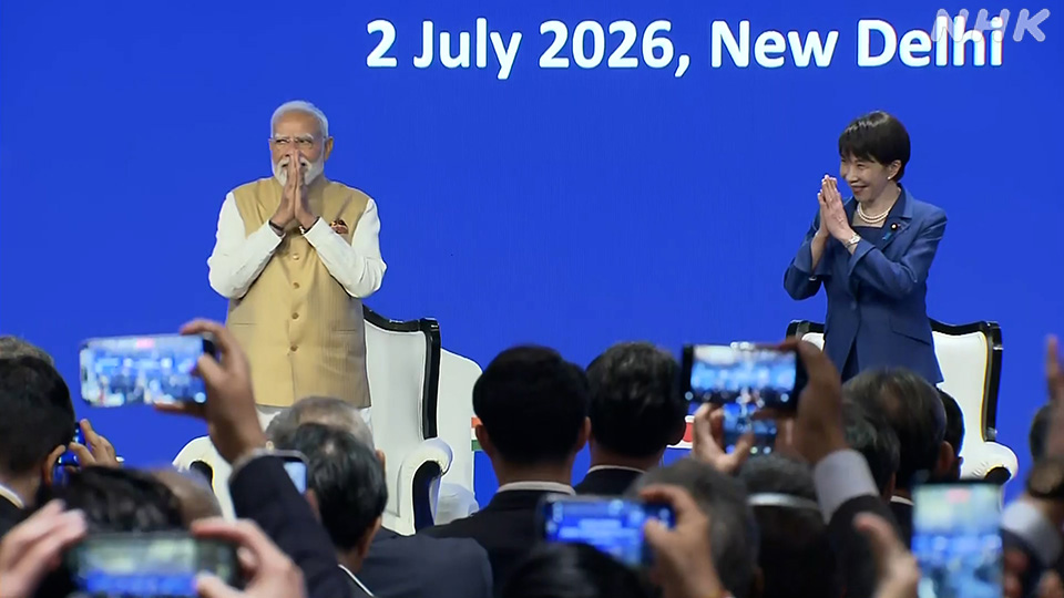Takaichi dan Modi di Forum Ekonomi Bersama Jepang-India di New Delhi, yang dihadiri lebih dari 200 perusahaan dari kedua negara.