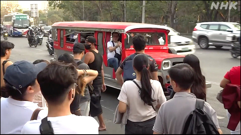 Kelangkaan jeepney mempersulit perjalanan harian banyak pekerja Filipina.