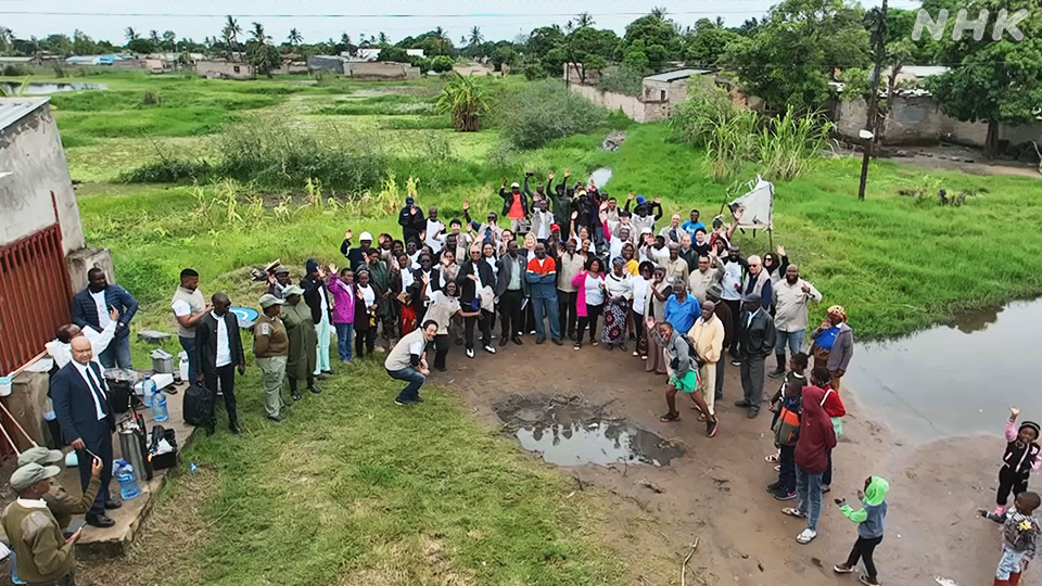 Umeda bersama sejumlah orang di Mozambik berpose untuk foto yang diambil dengan drone.