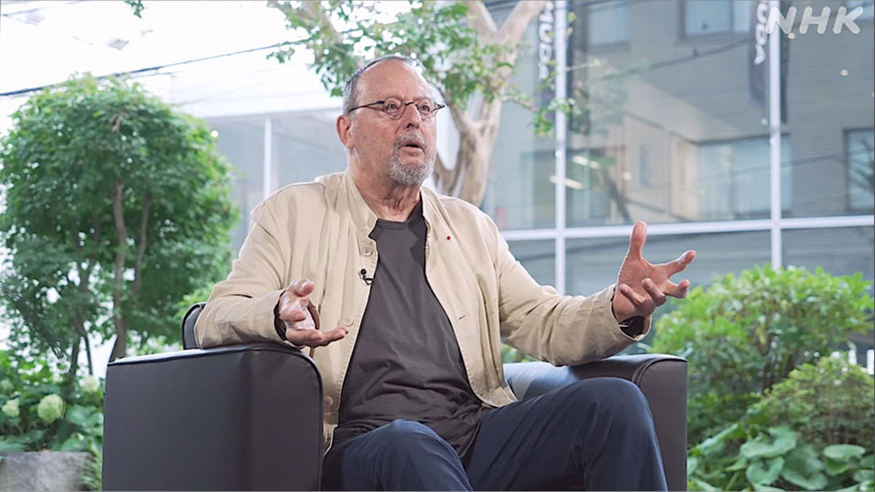 Jean Reno merenungkan kehidupannya dalam wawancara.