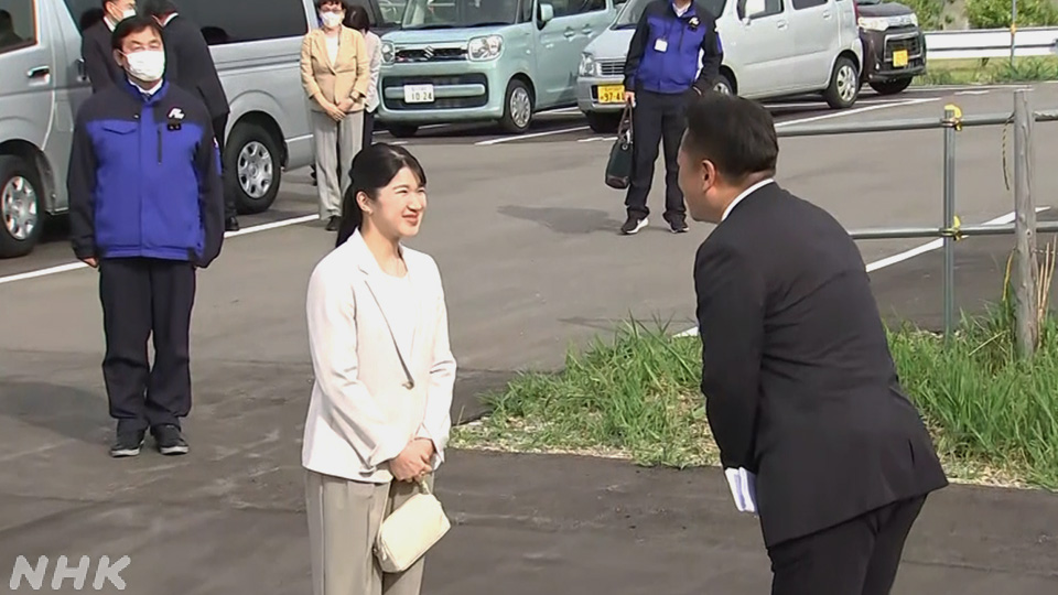 Putri Aiko mengunjungi fasilitas hunian sementara di Kota Nanao yang terdampak gempa, Prefektur Ishikawa, pada Mei 2025.