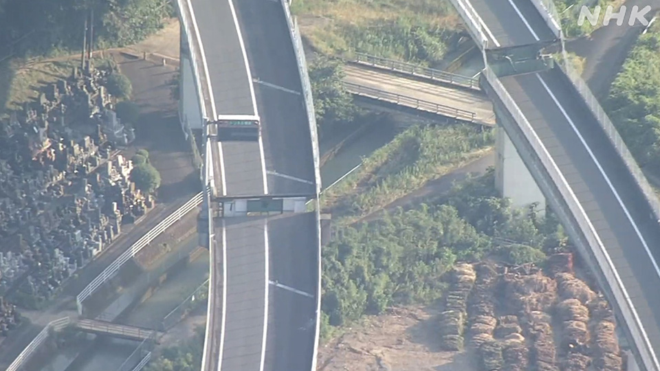 Lantai jalan sebuah jembatan di Kota Yatsushiro telah terpisah, sehingga kendaraan tidak dapat melintas.