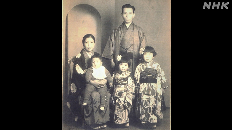 Yahata, di tengah, digambarkan bersama keluarganya beberapa tahun sebelum pengeboman atom.