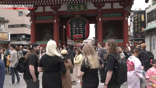 Keramaian wisatawan asing di salah satu kawasan wisata di Jepang.